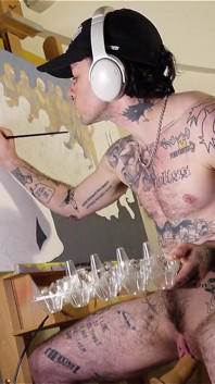欲求不満のFTMアーティストXXXが、ピンクの男の子のアソコを機械に突かれながら絵の作業を飛ばす