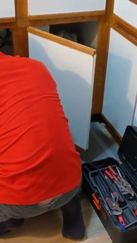 Meneer repareert het maar de gootsteenreparatie