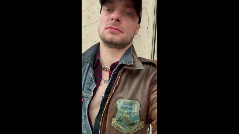 KinkySirius: Kinkysirius wird in einer Vintage-Lederjacke und Levis-Jeans im Regen nass