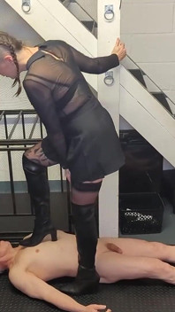 Minhas botas marcam o escravo pisoteado
