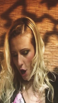 Scena di stivali sexy 2_a bella coppia in lingerie si gode un trio anale insieme