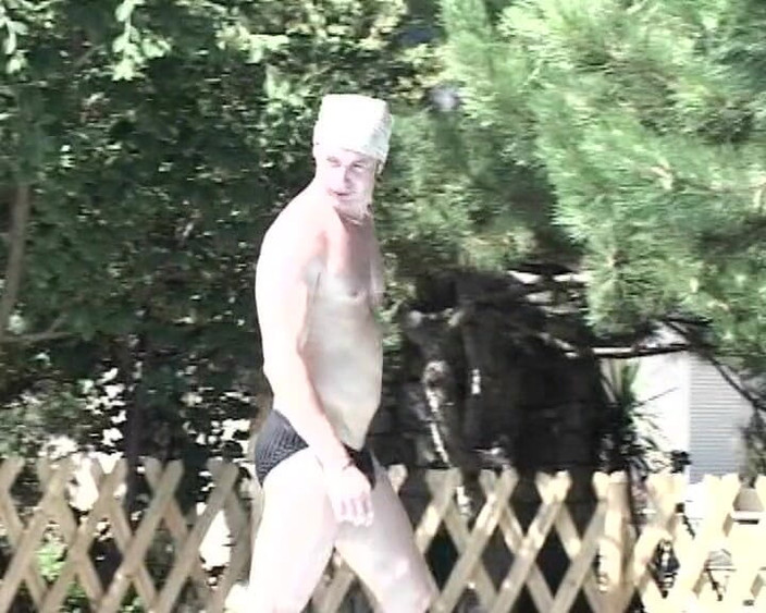 Videos Francaises: 完美造型的法国婊子在泳池边分享鸡巴