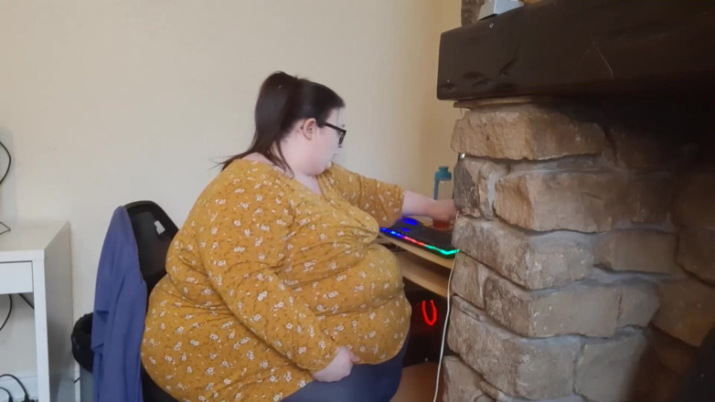 SSBBWLadyBrads: İş yerindeki en şişman kız olmak gerçek bir mücadele