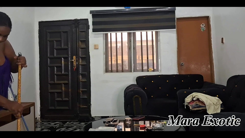 Mara Exotic: 胖屁股黑人熟女清洁裸体