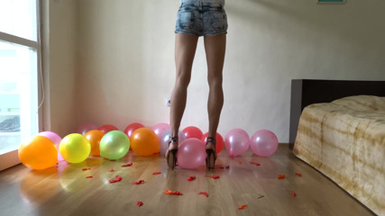 Monica Crush: Globos apareciendo con mis sandalias de tacón