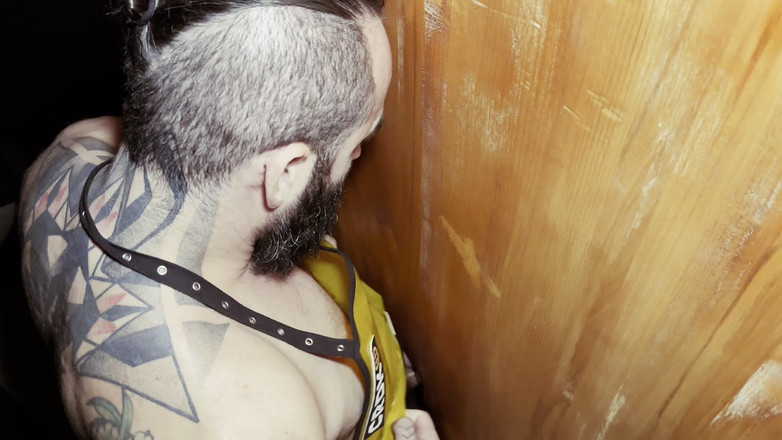 FUCKARTBERLIN: Scroafă germană în echipă în Darkroom