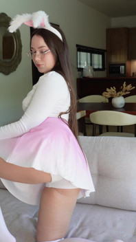 Schattige Konijn Streelt Haar Roze En Krijgt Een Orgasme Met Een Grote.