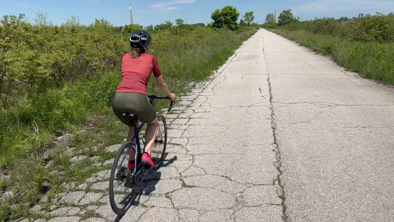 Serenity Cox: 운 좋은 등산객에게 보호받지 못하는 질싸를 받기 전에 남편에게 오럴을 주는 섹시한 사이클리스트
