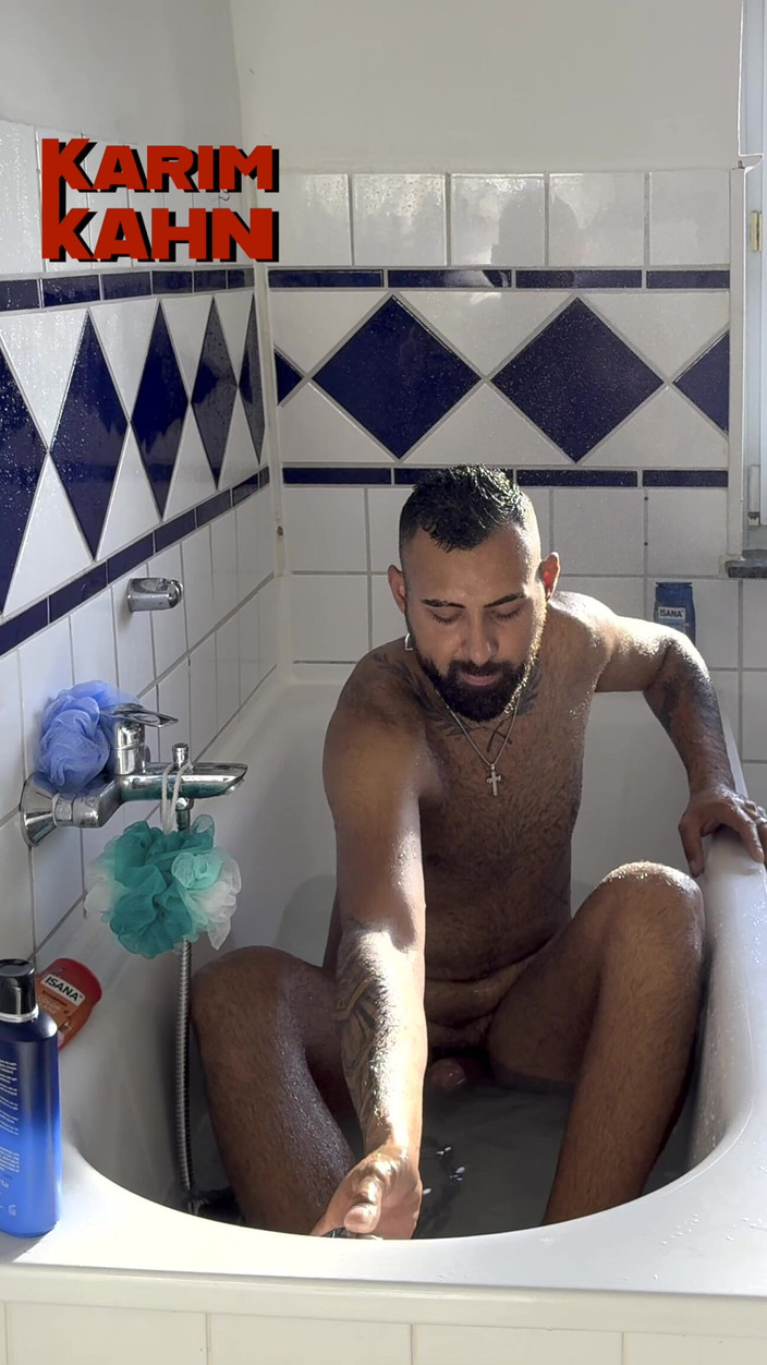 Karim Kahn: うっかりお風呂で自分の口の中に入ってしまいました