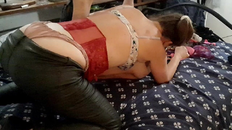 Amouldolo: サテンの服とランジェリー姿のフランス人アマチュアセックス