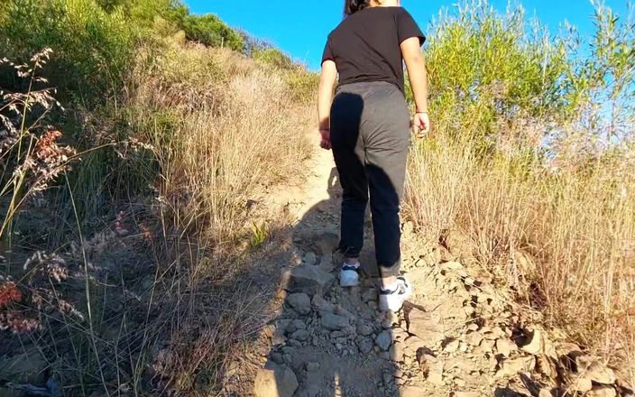 Josyandhot: Latina s velkým zadkem ukazuje zadek a prsa na hoře