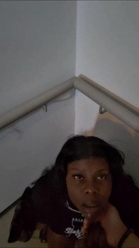 Chica Tímida Es Convencida En El Ascensor De Tragar El Semen De Un Extraño