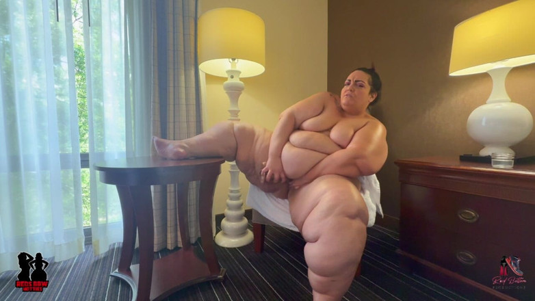 Reds BBW Hotties: SSBBW Talks to You While Playing with Toy