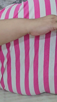 그녀의 팬티를 만지게 하는 의붓아들에게 물어봤어