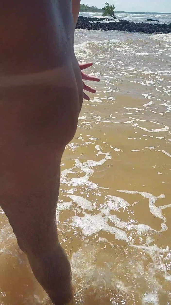 Ladysilvas: Ladysilva chodzenie nago na plaży pokazując jej opalony tyłek z...