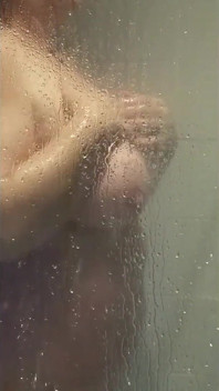 Regardez Julie sous la douche se préparer