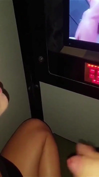 Ragazza carina nervosa al gloryhole viene riempita