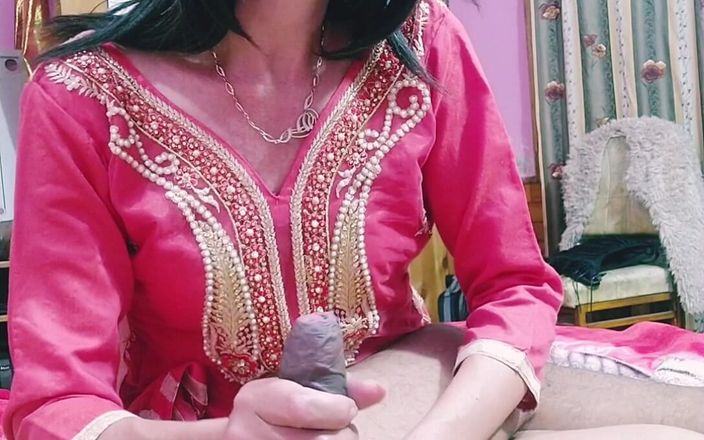 Bolly Karma: Puszczalska milf z miękkimi rękami dba o BBC