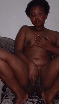 Une Africaine au gros cul se fait plaisir
