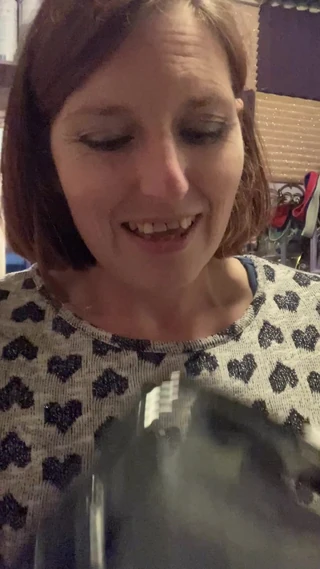 Anne doğrudan telefonuna işemek için bir kateter kullanıyor