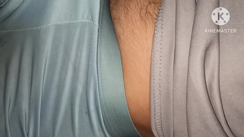 Desi__Panda: Büyük götünü gece yarısı sikmek istediğini görmek için üvey erkek kardeşimin...