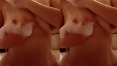 GINGER CRIN 4: Dotýkám se sama sebe v koupelně, ukazující moje prsa a...