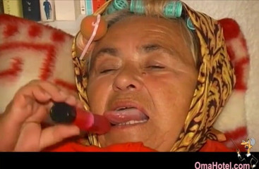 Old Nanny: Oma Hotel- Heidrun, a una anciana le gusta complacer su...