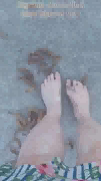 BBW nurse Vicki adventures with friends: La caduta a piedi nudi lascia calpestata