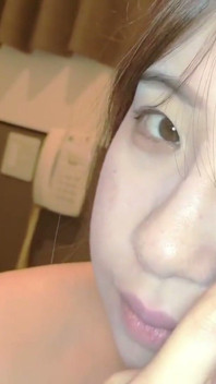 สาวงามเสียงคนสวยกลับมาอีกครั้งสําหรับรอบสอง ชุดว่ายน้ําสีขาวและถุงเท้าสําหรับฉากน้ําเงี่ยนไหลเยิ้มตั้งครรภ์