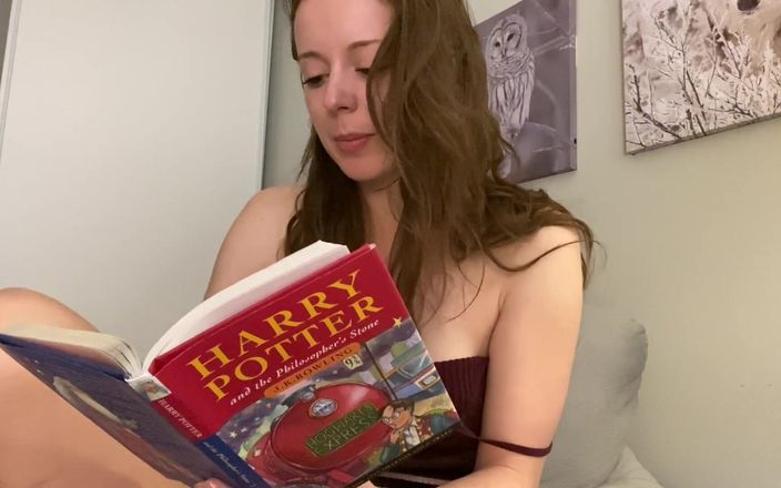Nadia Foxx: Histerycznie czytanie Harry&amp;#039;ego Pottera (część 2) z bujną wibracją we mnie