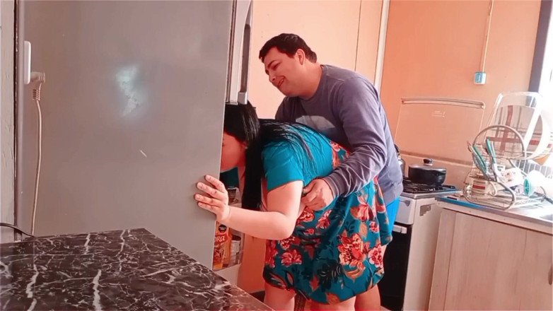 BBW Kelly Mom: Šla do lednice a přistihli ji při šukání v kuchyni