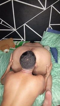 我的热邻居很好地吸吮我的屁股