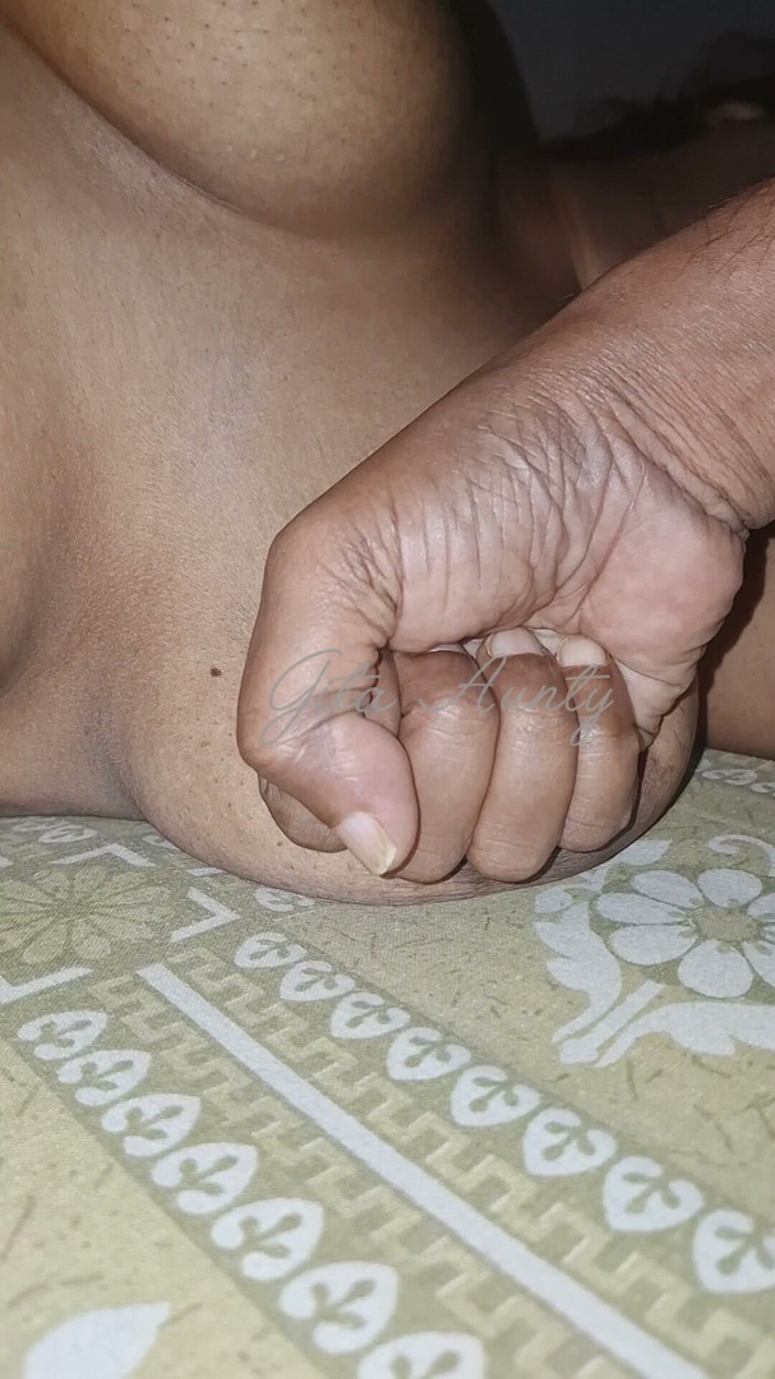 Indian aunty sex: Video di giocare con il seno di donne indiane