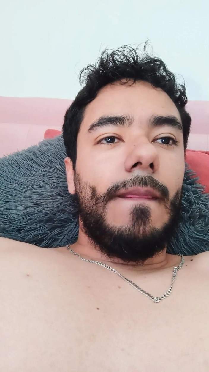 Tommhot: Ragazzo latino sexy si masturba e parla sporco