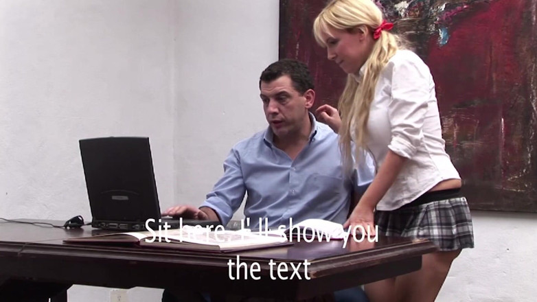 SEXUAL SIN TEENS: Üniversiteli kız gibi giyinmiş latin genç kız ofiste olgun erkek öğretmenini...
