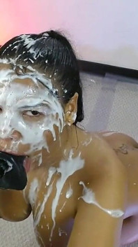 Papi explota el semen en mí y me folla duro la garganta