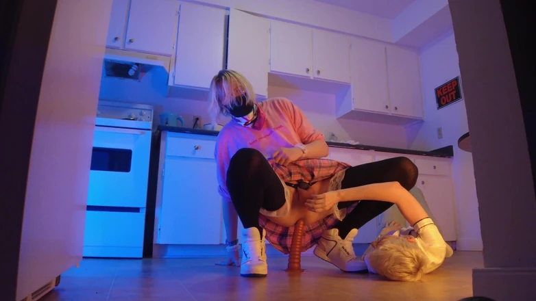 KinkyHome: Скачка на дилдо для покорной рабыни-свиньи