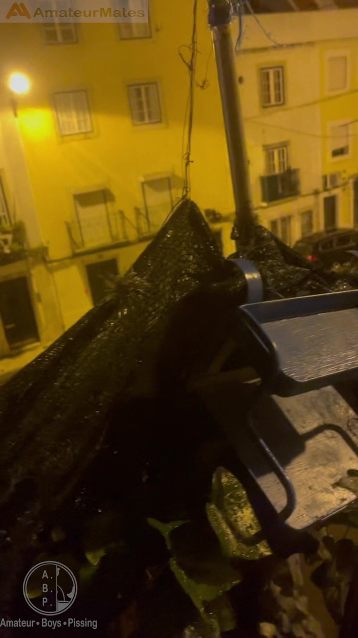 AmateurBoysPissing: Amatérský chlapec přistihne svého kamaráda chcaní na ulici a dotkne...