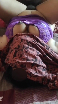Sexy kont Indische vrouw Sreejaa in paarse lingerie poesje hard gevingerd op zijn hondjes neukpartij en missionaris poesje creampie seks