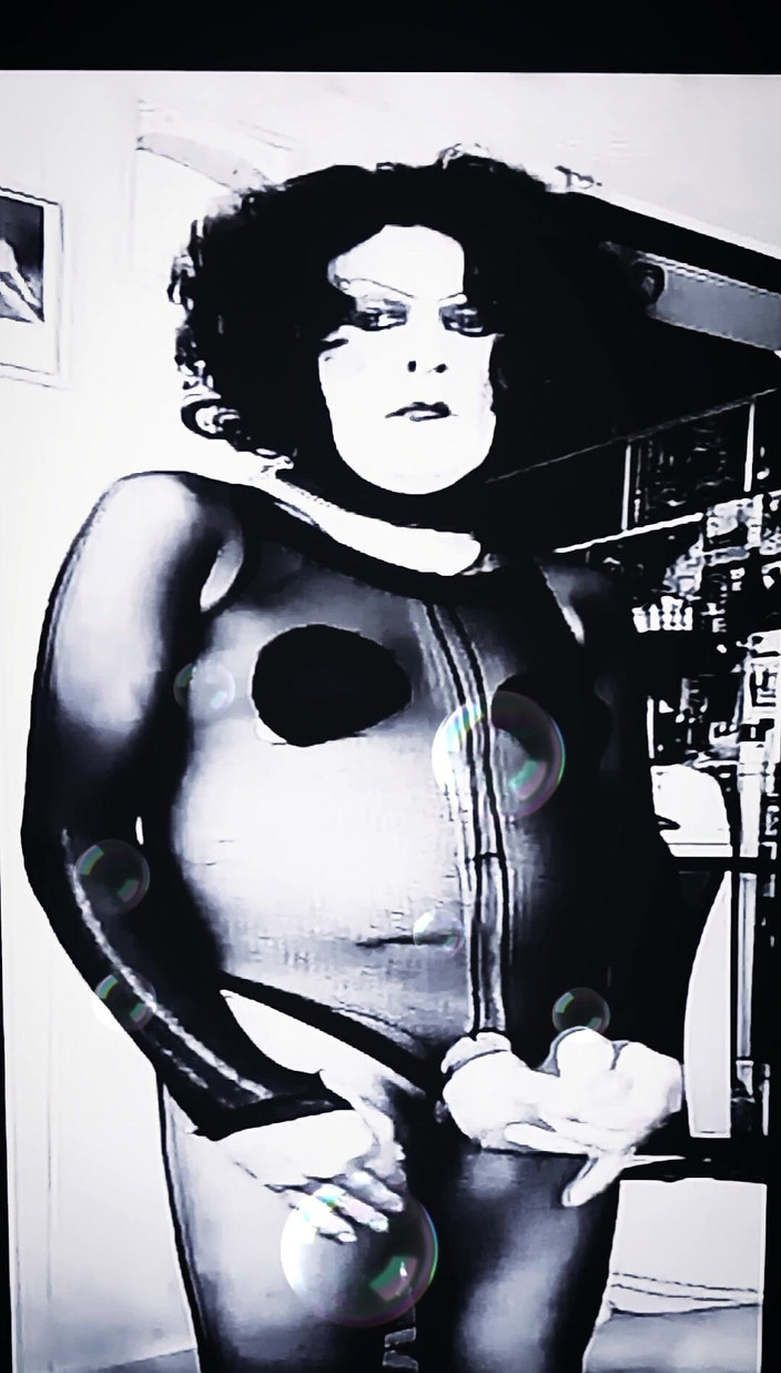 Bizzarra studios: Per kink in TV retrò