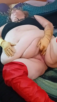 BBW Bat Loszka masturbuje się dla ciebie swoimi złotymi rękawiczkami!