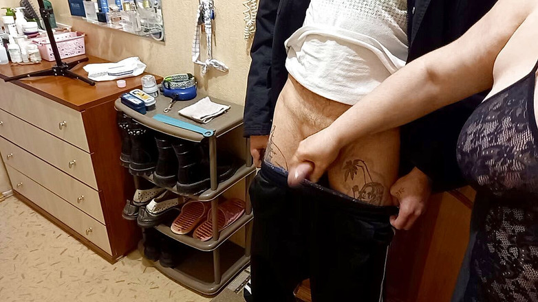 Zona901: La moglie di un amico mi masturba il cazzo