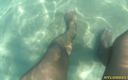 Nylondeluxe: Siyah külotlu çorap denizde yırtıyor