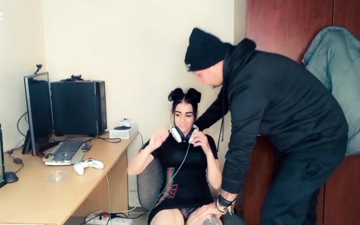 Mysticbabe8: Dia tidak ingin aku bermain lagi jadi aku melakukan ini.....