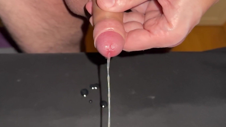 Wichskumpel: 金玉がいっぱいで、小さな包皮のチンポが絶頂するまでオナニーをしなければならなかった - スローモーション