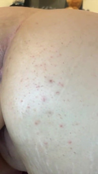 Shygirlfromeurope usa la sua macchina del sesso in profondità nella sua figa stretta bagnata e cremiosa