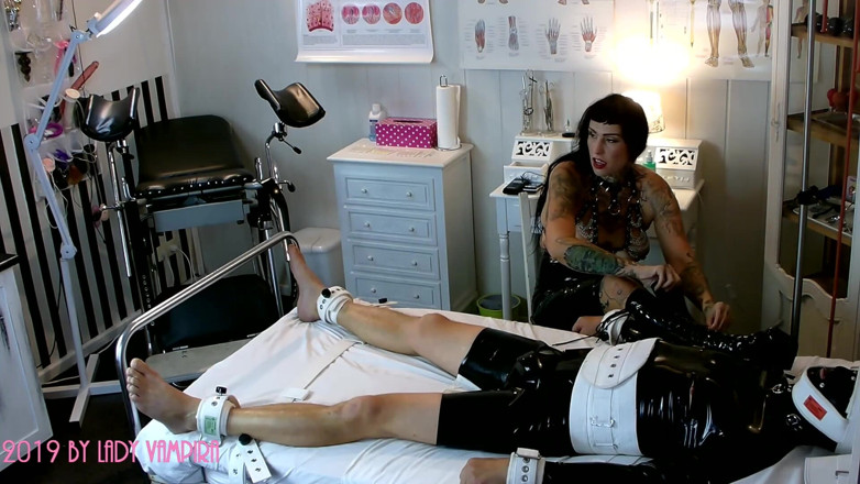 Domina Lady Vampira - SM Studio Femdom Empire: Svádění pacienta, část 1