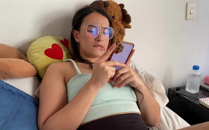 zoemelissa: My Stepsister Teaches Me How to Masturbate