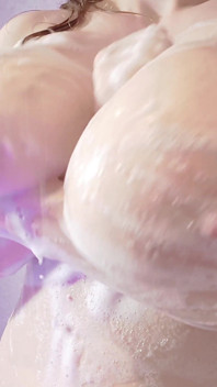 Mes seins sous la douche : les gros seins ont besoin de plus d’attention et d’amour | Lilykoti