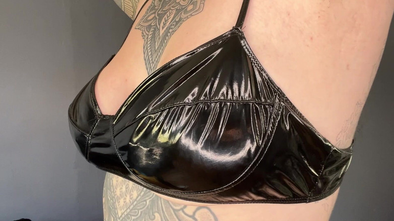 Miss Valentina: PVCの胸にオナニー